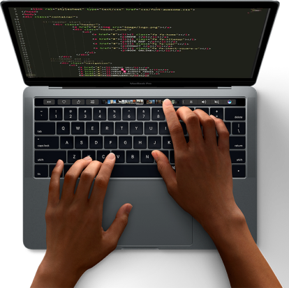 pessoa digitando um código html